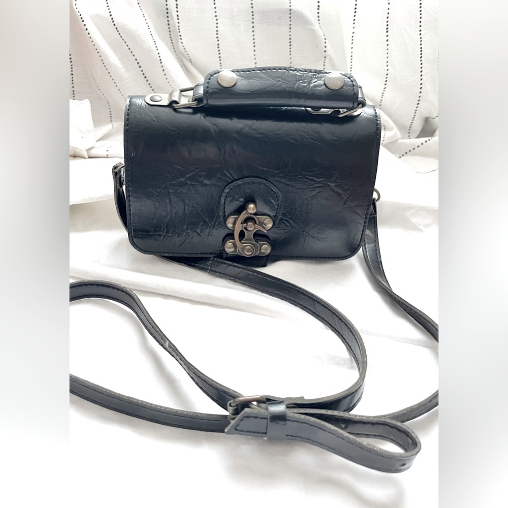 VINTAGE leather box cross body bag with swing latch closure